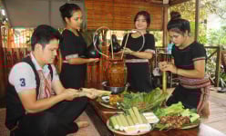 Gia Lai: Lá mì xào cà đắng, gà nướng cơm lam là các đặc sản mà dân tộc Jrai là người làm đầu tiên