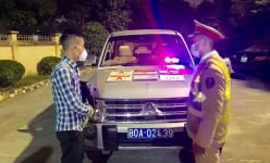Điều tra vụ ô tô biển xanh 80A giả, phát hiện cả loạt 'phù hiệu của Bộ Công an' trong xe