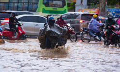 Mưa lớn cuối ngày, nhiều tuyến đường TP.HCM ngập úng