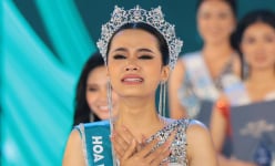 Đinh Như Phương bật khóc khi nhận vương miện Hoa hậu Biển Đảo Việt Nam 2022 giá trị 3,9 tỷ đồng