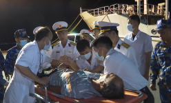 Vượt hàng trăm hải lý, đưa ngư dân bị nạn từ Trường Sa về đất liền
