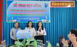 Agribank Chi nhánh Long An trao tặng 80 suất học bổng trị giá 300 triệu đồng cho Hội Khuyến học tỉnh Long An