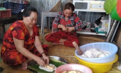 Gói bánh tét truyền thống miền Tây, một chị nông dân Cà Mau tự tạo việc làm, có thu nhập đều quanh năm