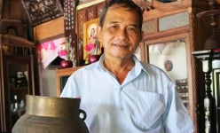 Căn nhà ở Vĩnh Long la liệt đồ cổ, có cái nồi đồng 'già' hơn 200 tuổi, ông chủ có thói quen nhặt sành vỡ