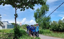 Đường nông thôn mới ở nơi này của Kiên Giang đẹp hơn, an toàn hơn nhờ điện sáng, già trẻ, gái trai đều vui