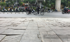 Giám đốc Sở Xây dựng Hà Nội nói lý do vỉa hè lát đá xanh bị hư hỏng: Mưa xuống giãn nở, tự vỡ?!
