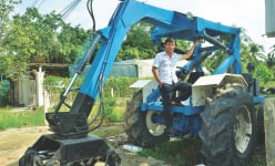 Anh nông dân Tây Ninh sáng chế máy gắp mía vừa nhanh, vừa khoẻ, cả làng trầm trồ khen siêu