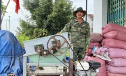 Sáng chế máy thu hoạch đậu phộng chạy vèo vèo, cả làng phục sát đất anh nông dân Bình Định