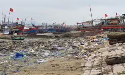 Thanh Hóa: Bình thường đã bị chê lắm rác, nhưng sao đột nhiên bãi biển Ngư Lộc lại ngập rác nhiều hơn?