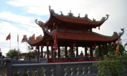 Đền Lảnh Giang ở Hà Nam thờ 3 vị thủy thần là 3 con rắn hóa thành người giúp vua Hùng phá quân Thục Phán