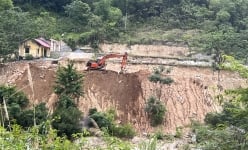 Thanh Hóa: Thi công đường giao thông, gạt luôn khối lượng khổng lồ đất đá xuống sông Lò