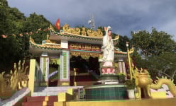 Ngôi chùa trăm năm không có sư trụ trì trên núi Cao Cát của đảo Phú Quý - Bình Thuận