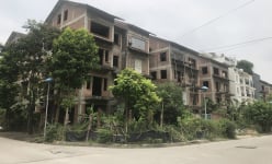Biệt thự bỏ hoang được rao bán với giá 'trên trời'