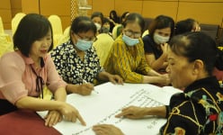 Nhóm thu gom rác thải trên vịnh Hạ Long cùng chia sẻ kinh nghiệm cải thu nhập, an toàn lao động