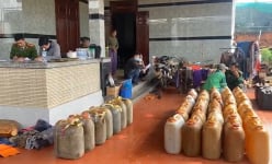 Video: Phá điểm mua bán dầu lậu, tạm giữ hơn 3000 lít DO không có nguồn gốc ở Quảng Ngãi