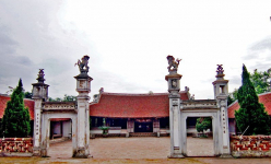 Hai bên bờ sông Đáy là hai làng khoa bảng cùng tên La, làng này ở đất Nam Định, làng kia trên đất Ninh Bình