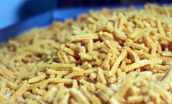 Làm thứ quà tiến vua, màu như trứng của một con đặc sản, cả làng ở Thái Bình khá giả, đó là bánh gì?