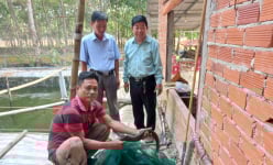 Nuôi cá chạch lấu ở một nơi của Tây Ninh, nhiều nông dân đến tham quan, học tập, ai cũng phục lăn