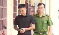 Clip: Bắt Bình Gold - kẻ thủ dao đâm liên tiếp khiến người đàn ông đứng chụp ảnh trước quán bia thiệt mạng