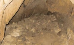 Ở Điện Biên có một hang đá, nơi khảo cổ phát lộ la liệt hiện vật cổ bằng đồng, bếp nguyên thủy, mộ táng