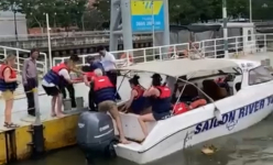 Người phụ nữ để vali, balo, điện thoại rồi nhảy cầu Sài Gòn tự tử được nhóm du khách nước ngoài cứu sống