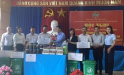 Bàn giao vật tư hỗ trợ xây dựng mô hình nuôi sâu canxi và nuôi giun trùn quế tại Vĩnh Bảo, Hải Phòng
