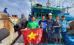 Trung tâm Dịch vụ Hậu cần–Kỹ thuật đảo Trường Sa tặng cờ, hỗ trợ nước ngọt cho ngư dân Bình Định