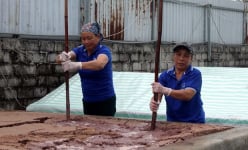 Cận cảnh thứ nước chấm 'quốc hồn quốc túy' ở một làng biển nổi tiếng Thanh Hóa