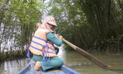 Một cô gái dân tộc Mường quê miền núi Thanh Hóa đang giữ khu rừng ngập mặn nổi tiếng ở TP HCM