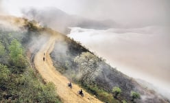 Một ngọn núi cao 2.300m ở Lào Cai, nơi có ngôi làng cao nhất Việt Nam, đó là ngọn núi nào?