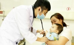 Hóc dị vật là mặt dây chuyền lớn, trẻ 6 tháng tuổi khó thở, ho ra máu