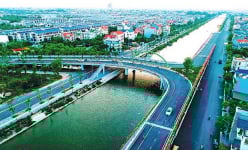 Thành phố lớn nhất tỉnh Hải Dương soi bóng xuống hai dòng sông nào?