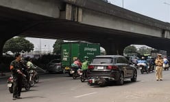 Đỗ xe giữa lòng đường ở Kim Văn Kim Lũ, đêm về ngủ liệu có ngon?