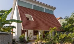 Ấn tượng với ngôi nhà mái ngói xây trên hai đường cong hình bán nguyệt