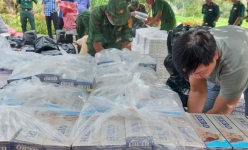 Long An: Bộ đội biên phòng bắt ô tô tải chở 57.100 gói thuốc lá ngoại nhập lậu