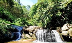 Một dòng suối cách TP Bắc Giang 30km vô số tầng thác, quanh năm nước chảy đang hút khách tới đây