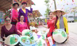 Phiên chợ quê Hà Tĩnh, vừa giao lưu, mua bán hàng hóa, còn là nơi tha hồ chụp ảnh, quay phim