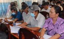 Đường Vành đai 3: Người dân Long An nhận tiền đền bù giải phóng mặt bằng tái định cư 