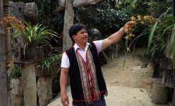 Làng sạch đẹp nhất Kon Tum, cổng nhà đều làm bằng gỗ, cả làng trồng lan rừng, ai đến đều bất ngờ
