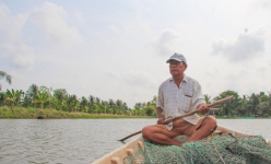 Nuôi tôm ở Kiên Giang gặp trời nắng nóng, có nhà tôm đã to to rồi mà chết gần hết, đến khổ