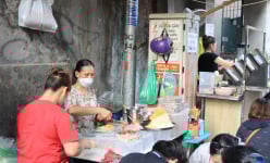 Bất chấp nguy hiểm, nhiều người “ôm” bốt điện mưu sinh