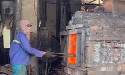 Bám lò lửa nghìn độ C, 9X Thanh Hóa mỗi ngày đưa nghìn sản phẩm làng rèn đi khắp cả nước