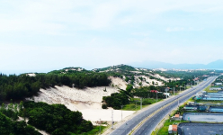 Một nơi đẹp lạ ở Khánh Hòa có cái tên là Đồi Cô đơn, nam nữ kéo tay nhau trèo lên rất nhiều