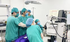Hóc dị vật khiến bé trai 6 tuổi thở rít như... thổi còi