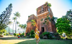 Hai tháp Champa độc lạ ở Bình Định,  có tượng chim thần Garuda, tạp chủng đầu voi mình sư tử