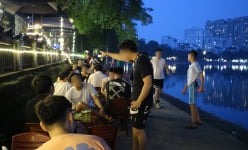 Chật kín bàn nhậu trên vỉa hè hồ Hoàng Cầu