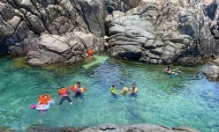 Một nơi ở Bình Định cách Quy Nhơn 50km tên gọi Vũng Bồi hoang sơ thế này đây, nhiều người đến tắm