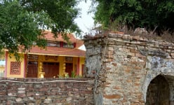 Phát lộ 68 miếng đá lạ khắc chữ Hán mà dân làng tìm thấy trên một ngọn núi ở Quảng Nam có là cổ vật?