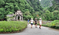 Chùa cổ đẹp như phim ở Ninh Bình, 600 năm tựa núi non, soi bóng nước hồ