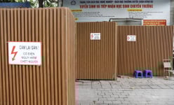 Hàng loạt bốt điện và bồn hoa tại Hà Nội 'mặc áo giáp' nhựa giả gỗ 